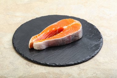 Pişirmek için çiğ somon bifteği.