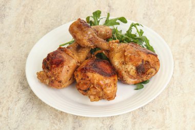 Kızarmış tavuk budu ve baharatlı roka.