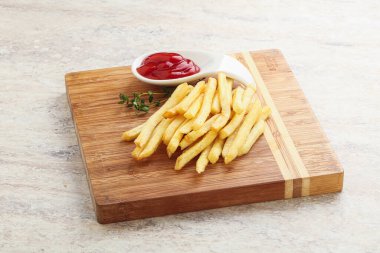 Kızarmış patates ve domates sosu.