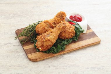 Domates soslu kızarmış tavuk budu.