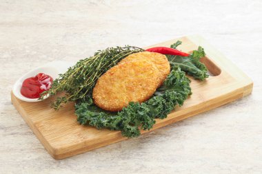 Kızarmış patates haşlanmış krep ve sos.