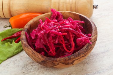 Pancar ve baharatlı marine edilmiş lahana.