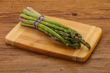 Vejetaryen mutfağı - Pişirmek için çiğ kuşkonmaz yığını