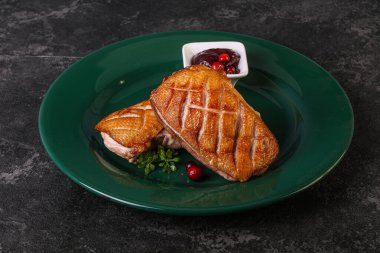 Kızarmış ördek göğsü ve çilek sosu. 