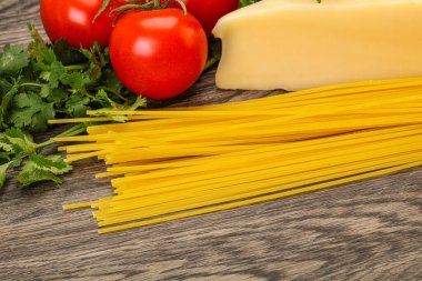 Çiğ İtalyan spagetti yığını, peynir ve sebzeli.