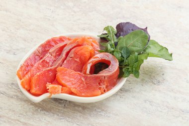 Lezzetli dilimlenmiş somon fileto aperatifi.