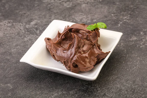 ナゼルナッツが広がるチョコレート — ストック写真