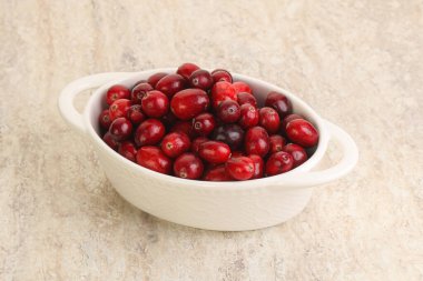 Olgun tatlı tatlı taze kızılcık kasede