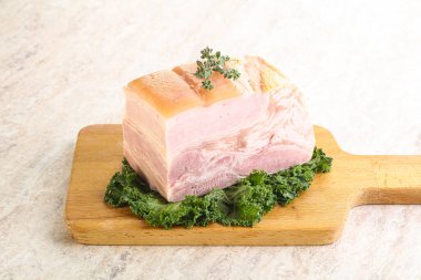 Ev yapımı domuz pastırması.