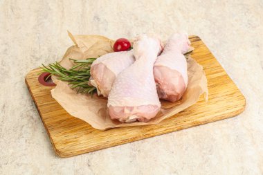 Pişirmek için üç tavuk budu budu.