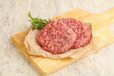 Izgara veya rosto için çiğ sığır burger pirzolası.
