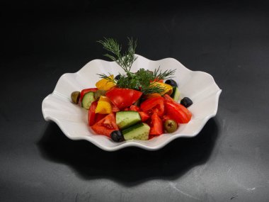 Domatesli, salatalıklı ve otlu sebze salatası.