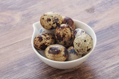 Çiğ şarküteri bıldırcın yumurtası kaseye yığılır.