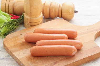 Atıştırmalık olarak et sosisi. Kahvaltı aperatifi.