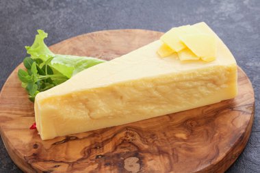 Güvertede parmesan peyniri yaprağı var.