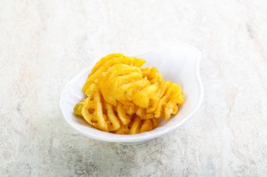 Lezzetli kızarmış patates dilimi kasede