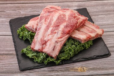 Lezzetli yemek için çiğ domuz kaburgası.