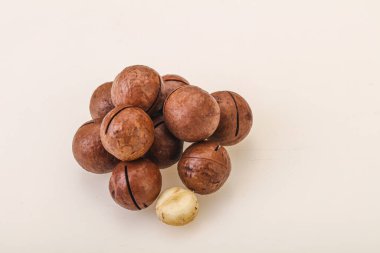 Kahverengi yakın plan Macadamia ceviz yığını.