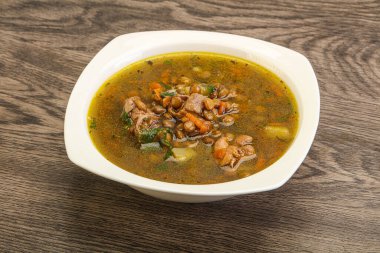 Geleneksel tavuk ve sebzeli mercimek çorbası.