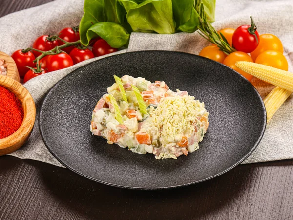 Traditioneller Russischer Salat Olivier Mit Würstchen Und Grünen Erbsen — Stockfoto