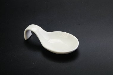 Mutfak malzemeleri servis etmek için küçük bir tabak.