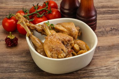 Tatlı ve baharatlı soslu tavşan yahnisi.