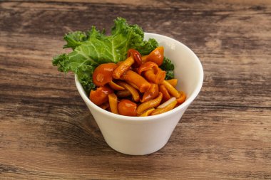 Terbiye edilmiş mantar. Kasede küçük bal aromalı.