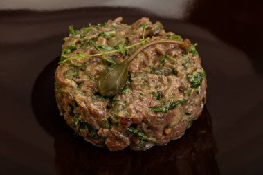 Kaparili çiğ tartar atıştırmalığı.