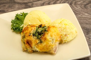 Patates püresi ve peynirli kızarmış pangasius fileto.