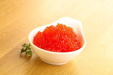 Rus kırmızı havyarı kasede.