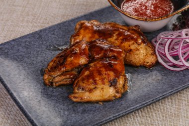 Domates soslu ızgara tavuk soğan halkası servis edildi.