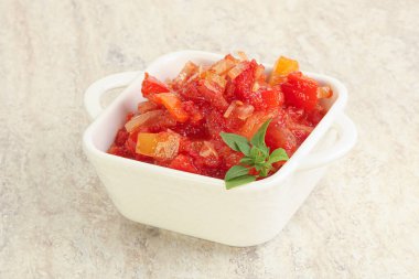 Sebzeli Macaristan vejetaryen Lecho atıştırması