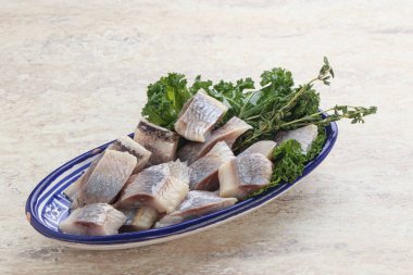 Kavanozda balık fileto dilimi var.