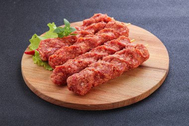 Çiğ et kebabı ızgara için kıyma.