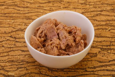 Salata için konserve ton balığı filetosu.