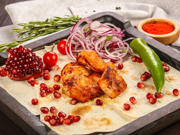 Tavuk şiş kebap ızgara et soğan halkaları servis edildi.