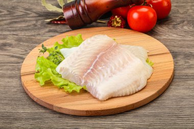 Pişirmek için çiğ pangasius fileto balığı.