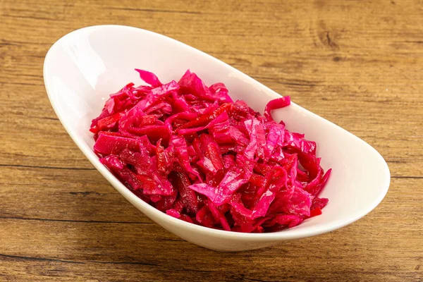 Kasede pancar kökü olan marine edilmiş kırmızı lahana.