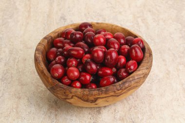 Olgun tatlı tatlı taze kızılcık kasede