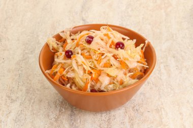 Havuçlu mayalanmış lahana kasede lahana.