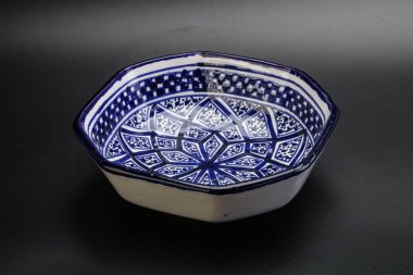 Mutfak için renkli boş kase izole