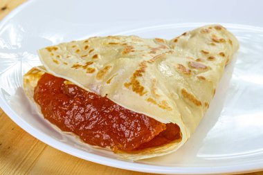 Meyve reçelli lezzetli krep.