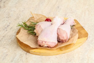 Pişirmek için üç tavuk budu budu.