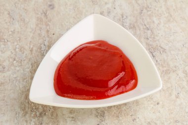 Sıcak ve baharatlı Sriracha sosu kasede