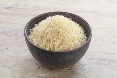 Kâsede doğal organik hindistan cevizi parçalanmış toz.