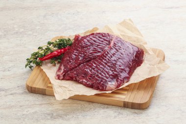 Izgara için çiğ pala bifteği kekik servis edilir.,