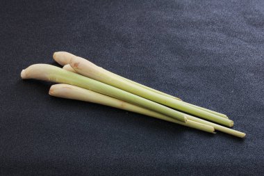 Çiğ limon sapı aroması yemek pişirmek için.