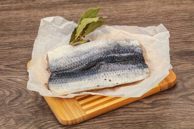 Güvertede deri ve baharatlı ringa filetosu.