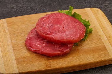 Izgara için çiğ ton balığı bifteği.
