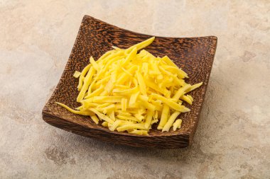 Yemek pişirmek için kasede dilimlenmiş sarı peynir.
